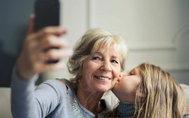 Бабушка в сети: МТС бесплатно научит пожилых людей пользоваться интернетом и смартфоном
